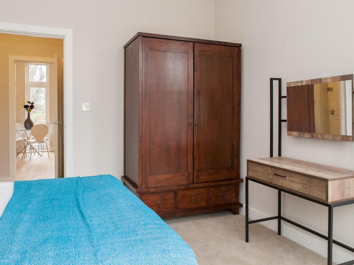 Apartament Pass The Keys - Spacious Flat With Private Sun Terrace In South East Londra