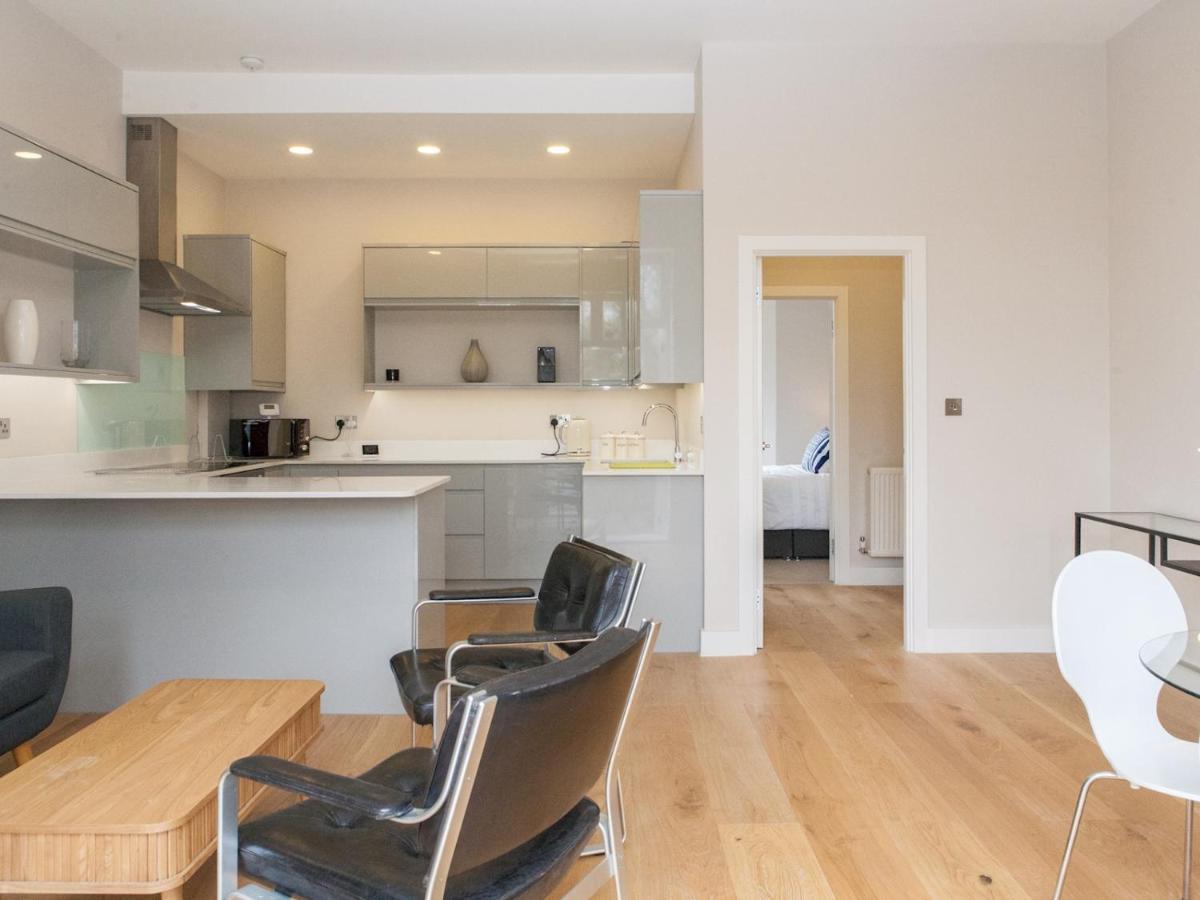 Apartament Pass The Keys - Spacious Flat With Private Sun Terrace In South East Londra